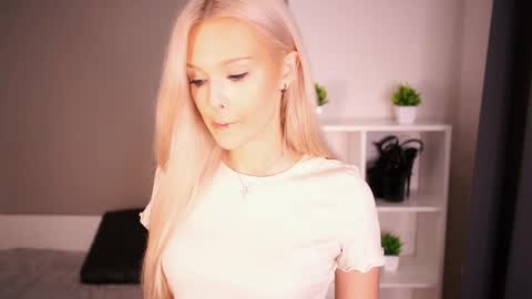 Snapshot of mirianscorgie chatting on October 21, 7:47 pm Elsa online show from October 21, 7:47 pm