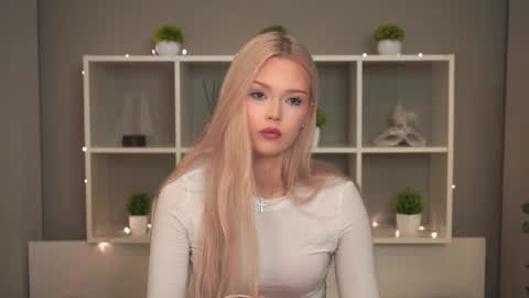 Snapshot of mirianscorgie chatting on October 28, 9:28 pm Elsa online show from October 28, 9:28 pm