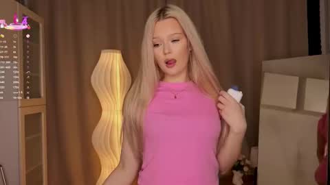 Snapshot of mirianscorgie chatting on December 13, 9:42 pm Elsa online show from December 13, 9:42 pm