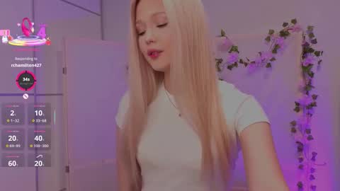 Snapshot of mirianscorgie chatting on December 14, 8:35 pm Elsa online show from December 14, 8:35 pm