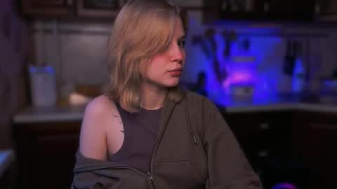 Snapshot of mirrameow chatting on November 17, 7:03 am Mira online show from November 17, 7:03 am