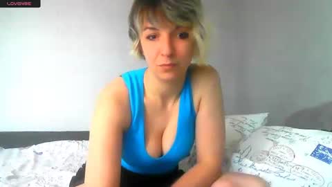 Snapshot of mishelle_blondie chatting on April 19, 12:59 pm Mishelle online show from April 19, 12:59 pm