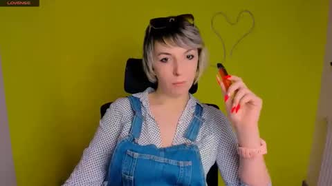 Snapshot of mishelle_blondie chatting on April 27, 3:10 pm Mishelle online show from April 27, 3:10 pm