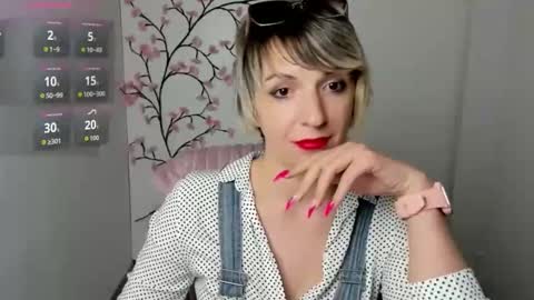 Snapshot of mishelle_blondie chatting on April 28, 3:11 am Mishelle online show from April 28, 3:11 am