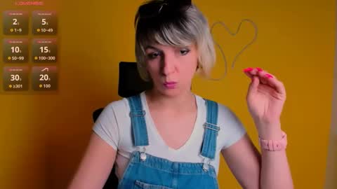 Snapshot of mishelle_blondie chatting on April 28, 6:13 pm Mishelle online show from April 28, 6:13 pm
