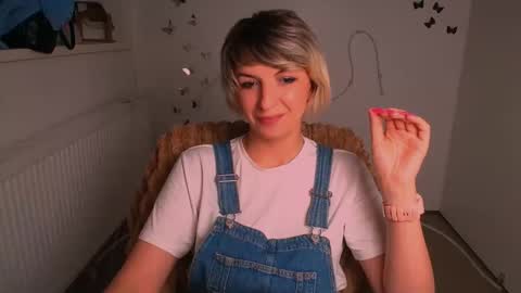 Snapshot of mishelle_blondie chatting on May 1, 4:33 pm Mishelle online show from May 1, 4:33 pm