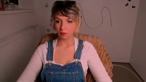 Snapshot of mishelle_blondie chatting on May 2, 3:06 pm Mishelle online show from May 2, 3:06 pm