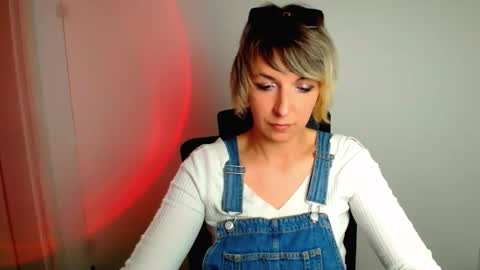 Snapshot of mishelle_blondie chatting on May 3, 1:28 pm Mishelle online show from May 3, 1:28 pm