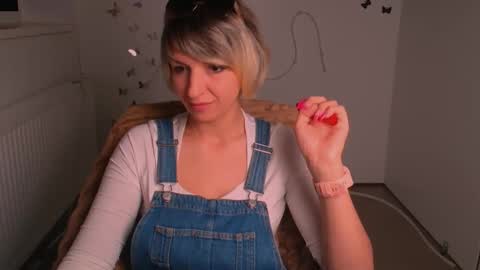 Snapshot of mishelle_blondie chatting on May 4, 6:37 pm Mishelle online show from May 4, 6:37 pm