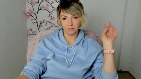 Snapshot of mishelle_blondie chatting on May 11, 4:59 pm Mishelle online show from May 11, 4:59 pm
