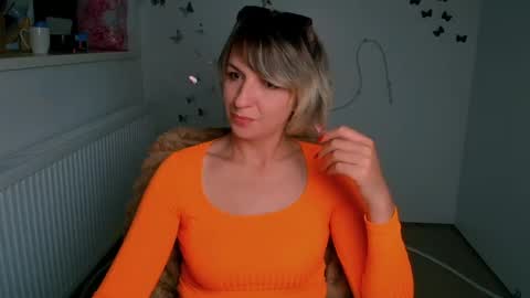Snapshot of mishelle_blondie chatting on June 16, 11:24 am Mishelle online show from June 16, 11:24 am