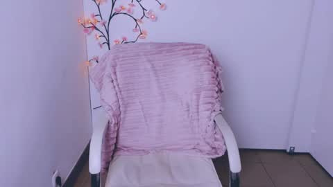 Snapshot of mishelle_blondie chatting on August 6, 5:48 pm Mishelle online show from August 6, 5:48 pm