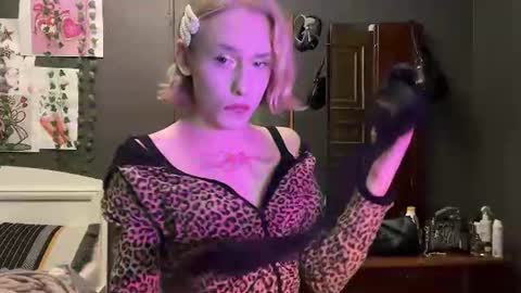 Snapshot of miss_barbie1 chatting on June 11, 10:08 pm Anya online show from June 11, 10:08 pm