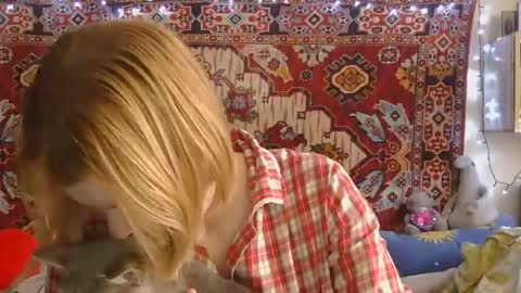 Snapshot of miss_elistia_ chatting on February 19, 10:44 am Elis online show from February 19, 10:44 am