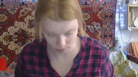 Snapshot of miss_elistia_ chatting on April 2, 10:46 am Elis online show from April 2, 10:46 am