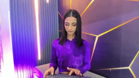 Snapshot of miss_isa19 chatting on May 13, 12:35 pm miss_isa19 online show from May 13, 12:35 pm