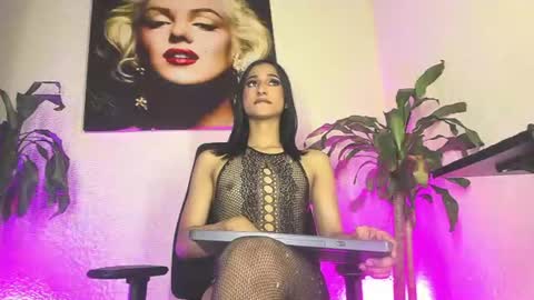 Snapshot of miss_isa19 chatting on June 15, 10:39 am miss_isa19 online show from June 15, 10:39 am