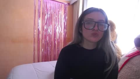 lilieth  online show from December 9, 9:05 pm