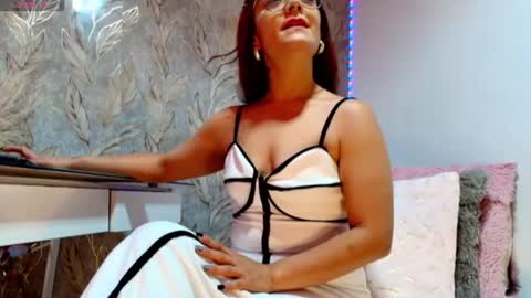 Snapshot of miss_rouss22_ chatting on August 2, 2:15 pm victoria online show from August 2, 2:15 pm