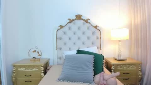 miss vivienne online show from December 4, 3:05 am