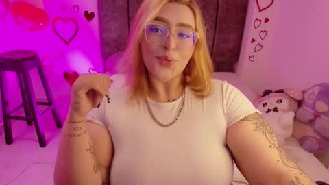 missevans_ online show from February 11, 7:19 pm