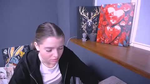 Snapshot of missoliviaa_ chatting on November 15, 8:33 am Olivia online show from November 15, 8:33 am