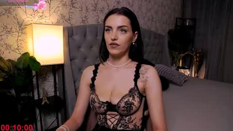 Snapshot of missrosse_ chatting on June 8, 1:28 am Emily online show from June 8, 1:28 am