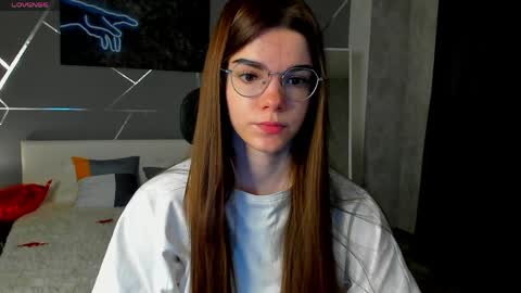 misss_evelyne online show from April 1, 6:25 am