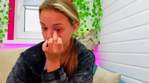 Snapshot of misss_viki chatting on September 21, 6:26 am . online show from September 21, 6:26 am