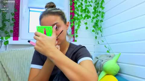 Snapshot of misss_viki chatting on September 24, 5:55 am . online show from September 24, 5:55 am