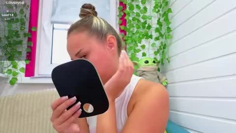 Snapshot of misss_viki chatting on September 25, 8:07 am . online show from September 25, 8:07 am