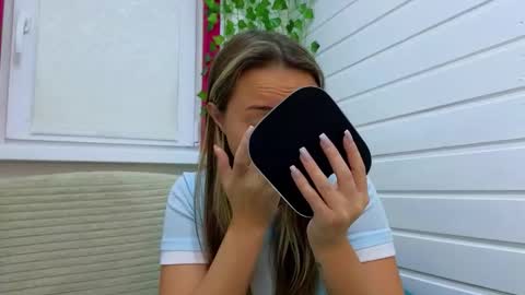 Snapshot of misss_viki chatting on October 25, 6:43 am . online show from October 25, 6:43 am