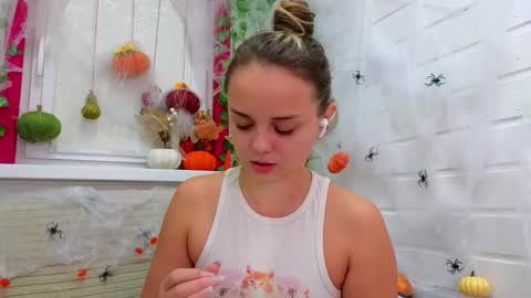 Snapshot of misss_viki chatting on October 31, 7:42 am . online show from October 31, 7:42 am