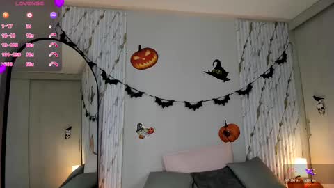 missvioleet online show from October 19, 5:02 pm