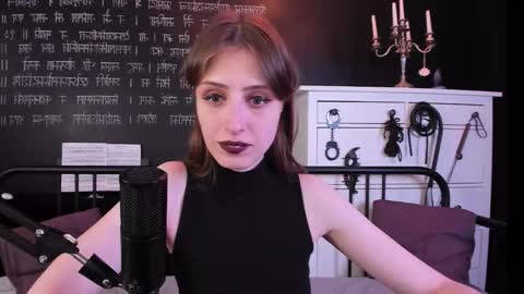 Snapshot of mistress_marlene chatting on October 25, 8:11 am Mistress Marlene online show from October 25, 8:11 am