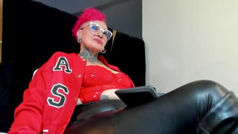 Snapshot of mistress_sandy chatting on June 14, 8:11 pm Sandy Mistress online show from June 14, 8:11 pm