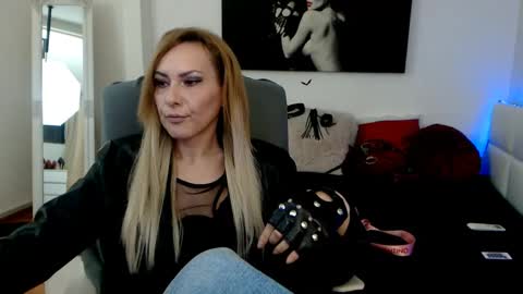MistressEvelyn  online show from January 14, 5:51 am