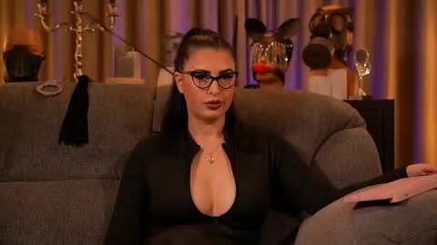 Snapshot of mistresskellykent chatting on September 15, 9:15 pm Mistress Kelly online show from September 15, 9:15 pm