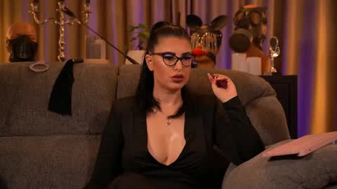 Snapshot of mistresskellykent chatting on September 22, 9:06 pm Mistress Kelly online show from September 22, 9:06 pm