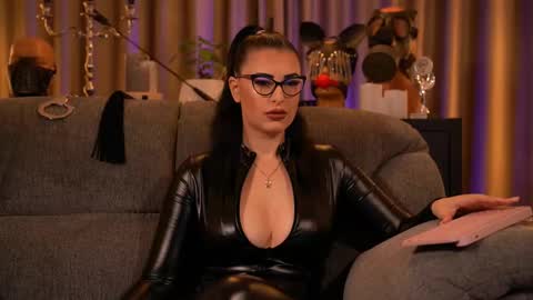 Snapshot of mistresskellykent chatting on September 28, 9:31 pm Mistress Kelly online show from September 28, 9:31 pm