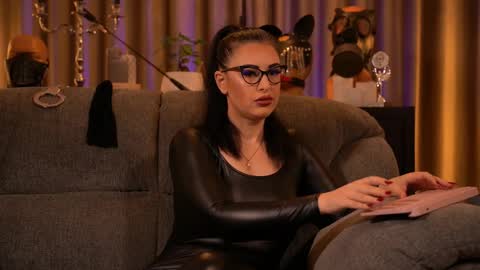 Snapshot of mistresskellykent chatting on October 2, 8:27 pm Mistress Kelly online show from October 2, 8:27 pm