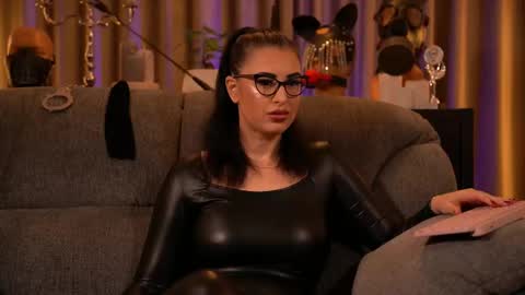 Snapshot of mistresskellykent chatting on October 6, 10:29 pm Mistress Kelly online show from October 6, 10:29 pm