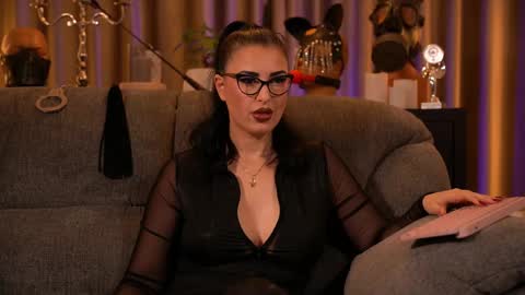 Snapshot of mistresskellykent chatting on October 9, 11:03 pm Mistress Kelly online show from October 9, 11:03 pm