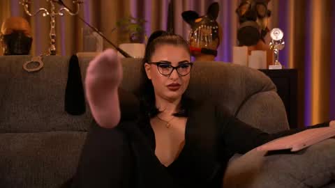 Snapshot of mistresskellykent chatting on October 10, 10:31 pm Mistress Kelly online show from October 10, 10:31 pm