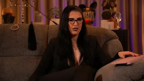 Snapshot of mistresskellykent chatting on October 16, 10:44 pm Mistress Kelly online show from October 16, 10:44 pm