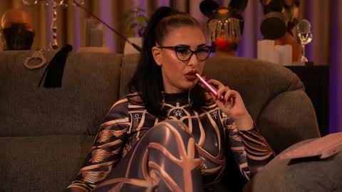 Snapshot of mistresskellykent chatting on October 20, 11:49 pm Mistress Kelly online show from October 20, 11:49 pm