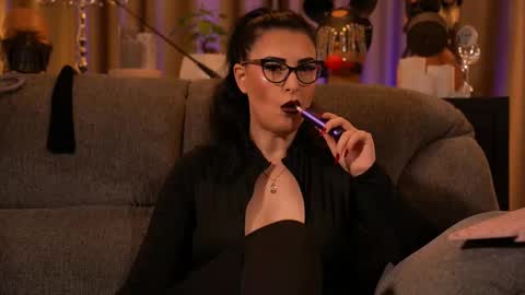 Snapshot of mistresskellykent chatting on October 27, 12:36 am Mistress Kelly online show from October 27, 12:36 am