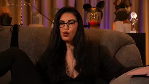 Snapshot of mistresskellykent chatting on October 31, 11:50 pm Mistress Kelly online show from October 31, 11:50 pm