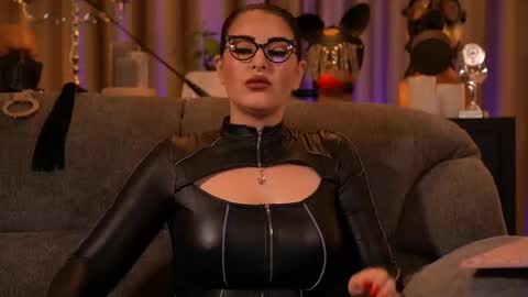 Snapshot of mistresskellykent chatting on November 4, 12:10 am Mistress Kelly online show from November 4, 12:10 am