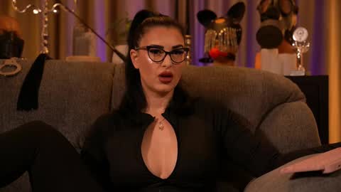 Snapshot of mistresskellykent chatting on November 7, 1:38 am Mistress Kelly online show from November 7, 1:38 am